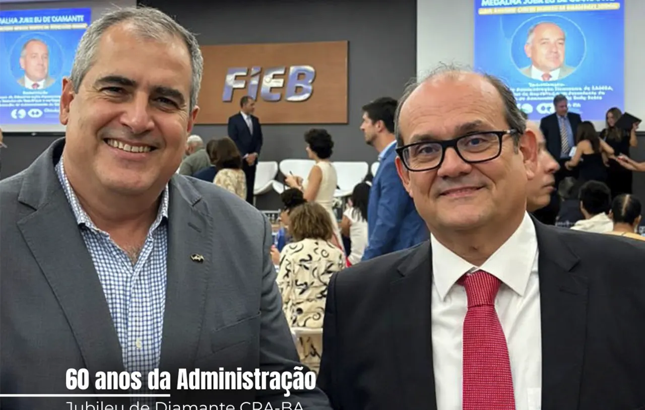 Sr. Ademar Lemos Jr. sendo homenageado na FIEB